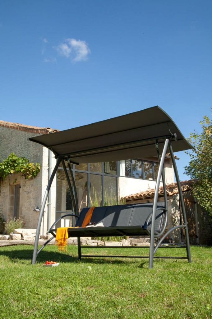 Une balancelle apportera un côté convivial et chaleureux à votre jardin.