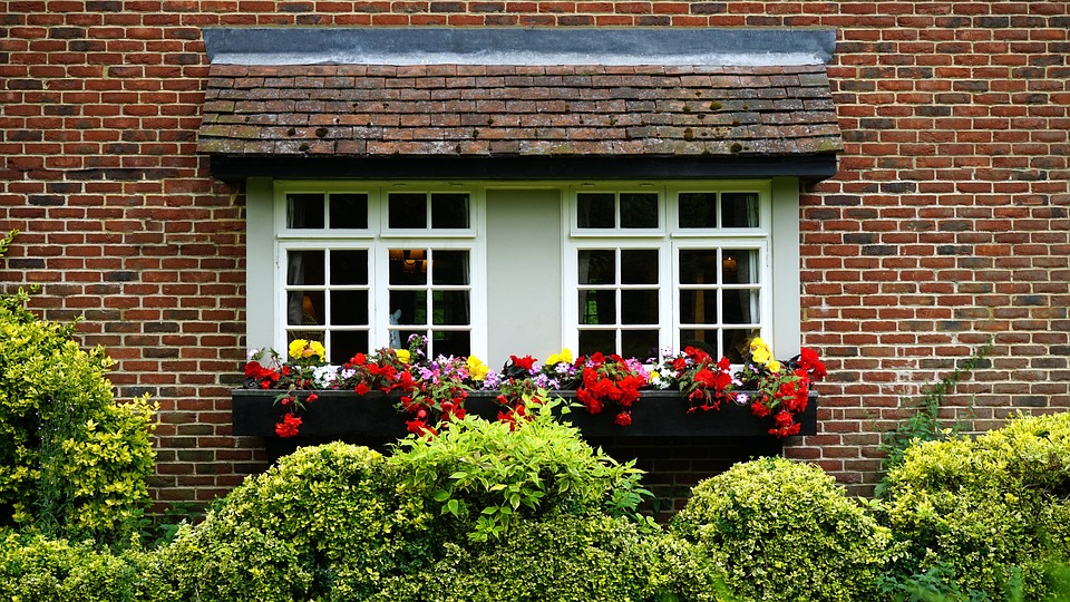 Rénovation de la façade : que choisir enduit ou peinture ?